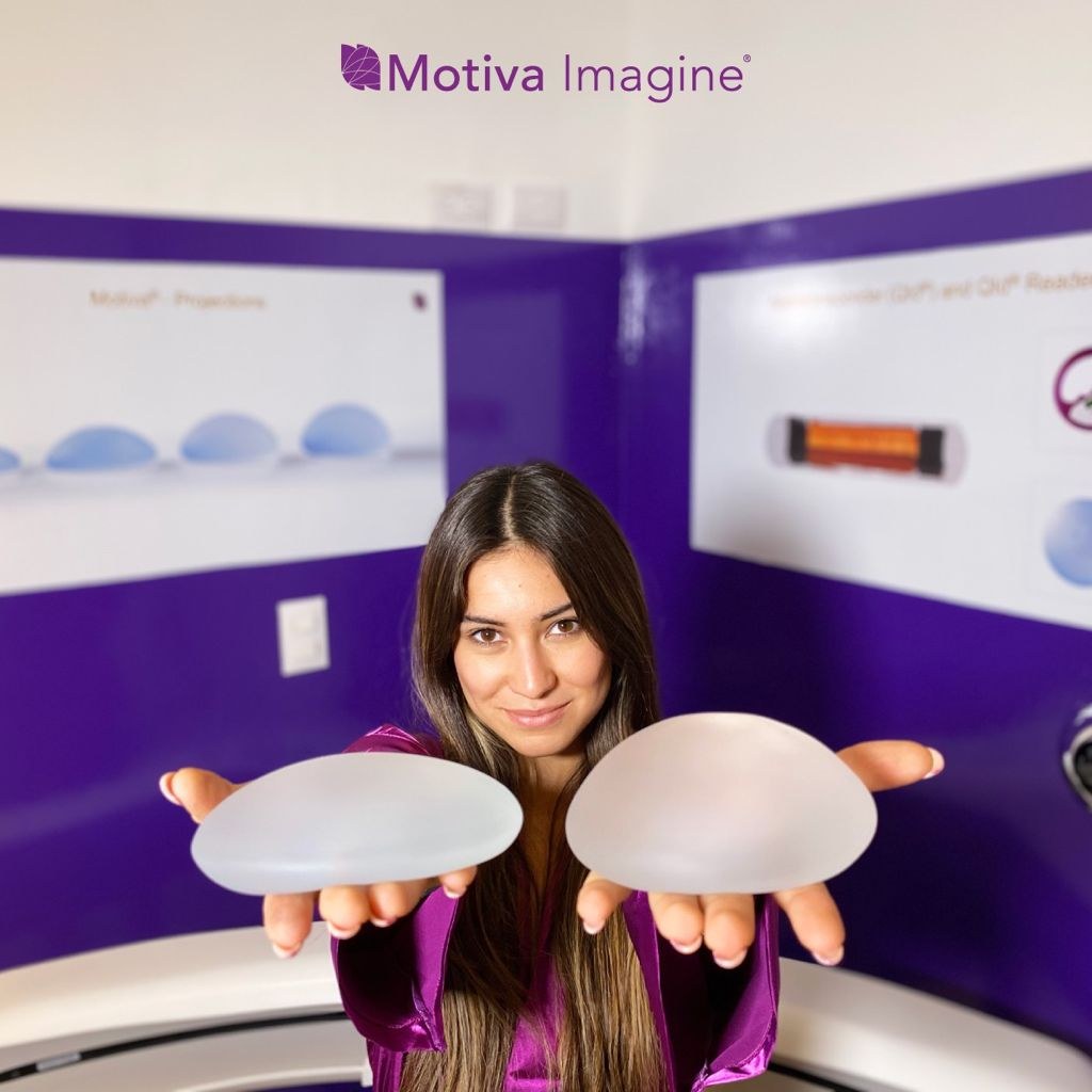 Paciente mostrando dos implantes en el espacio Motiva Imagine Center